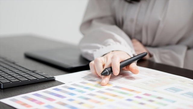 カラーチャートを指差す手の画像