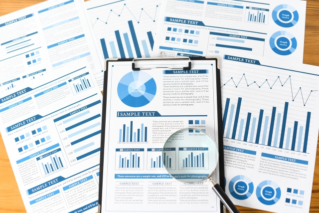 資料と拡大鏡の画像